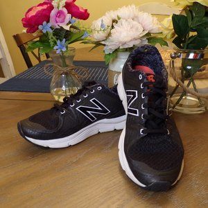NEW BALANCE WOMEN'S RUNNING SHOE / BLACK / SIZE 7.5 MEDIUM - USED